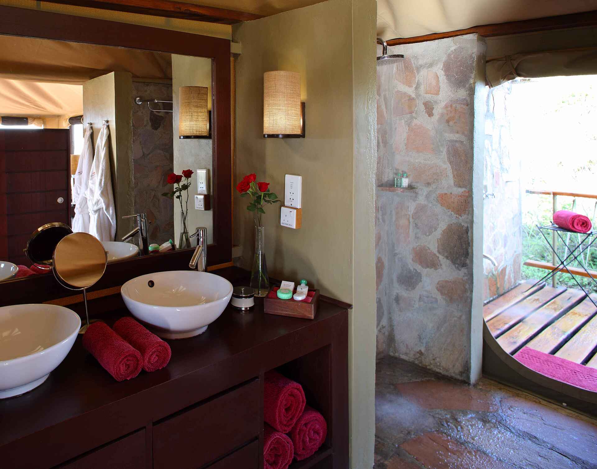 Kenia, Mara Bushtops, Mara Bushtops private Conservancy, Afrikarma Safaris – Wildnis. Hautnah., Badezimmer, Gästeunterkunft, Pflegeprodukte, Zelt-Suite, Afrikarma, Afrikarma Safaris, afrikarma.de