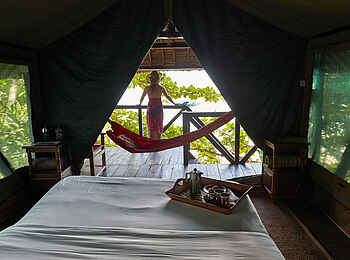 Masoala Forest Lodge: Frau an Veranda Masoala Forest Lodge: Frau an Veranda