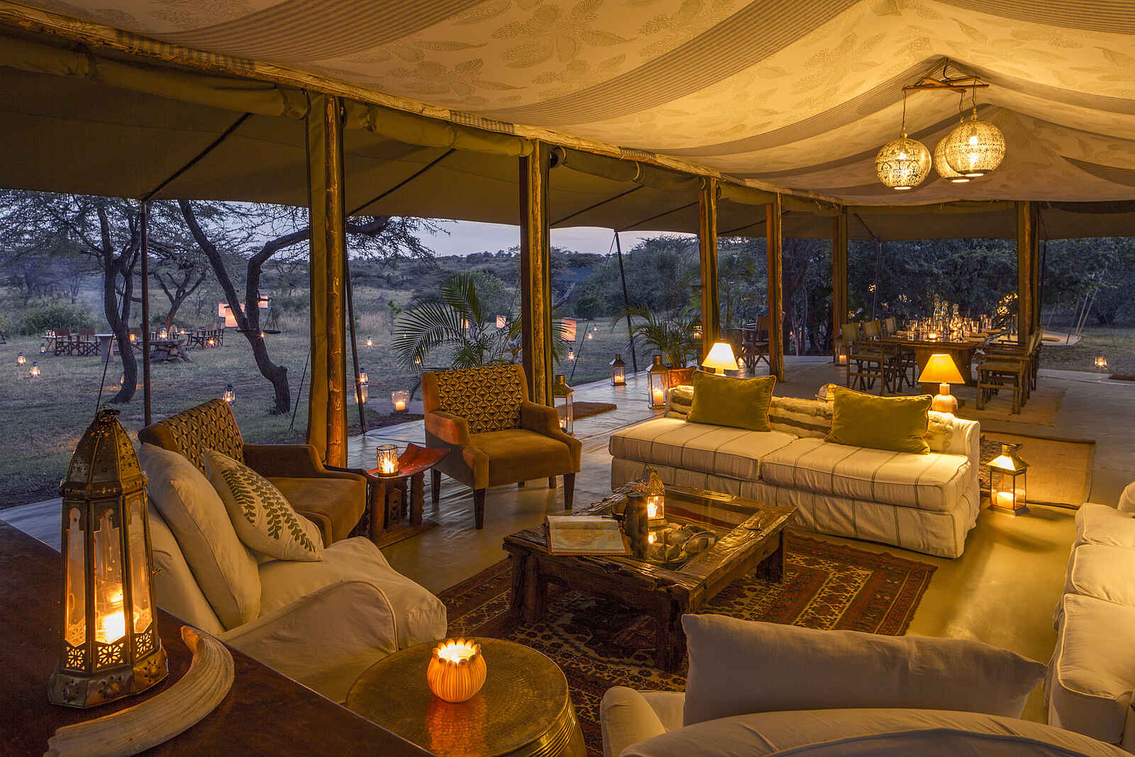 Richards River Camp: Beleuchtete Lounge Richards River Camp: Beleuchtete Lounge