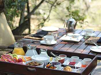 &Beyond Phinda Vlei Lodge: Frühstück im Freien &Beyond Phinda Vlei Lodge: Frühstück im Freien