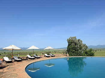 Apoka Safari Lodge: Am Swimming Pool
