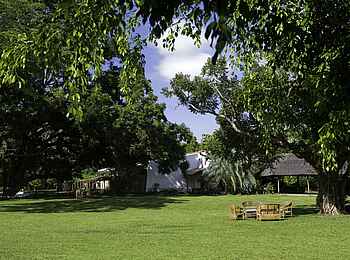 Chintheche Inn: gepflegte Gartenanlage Chintheche Inn: gepflegte Gartenanlage