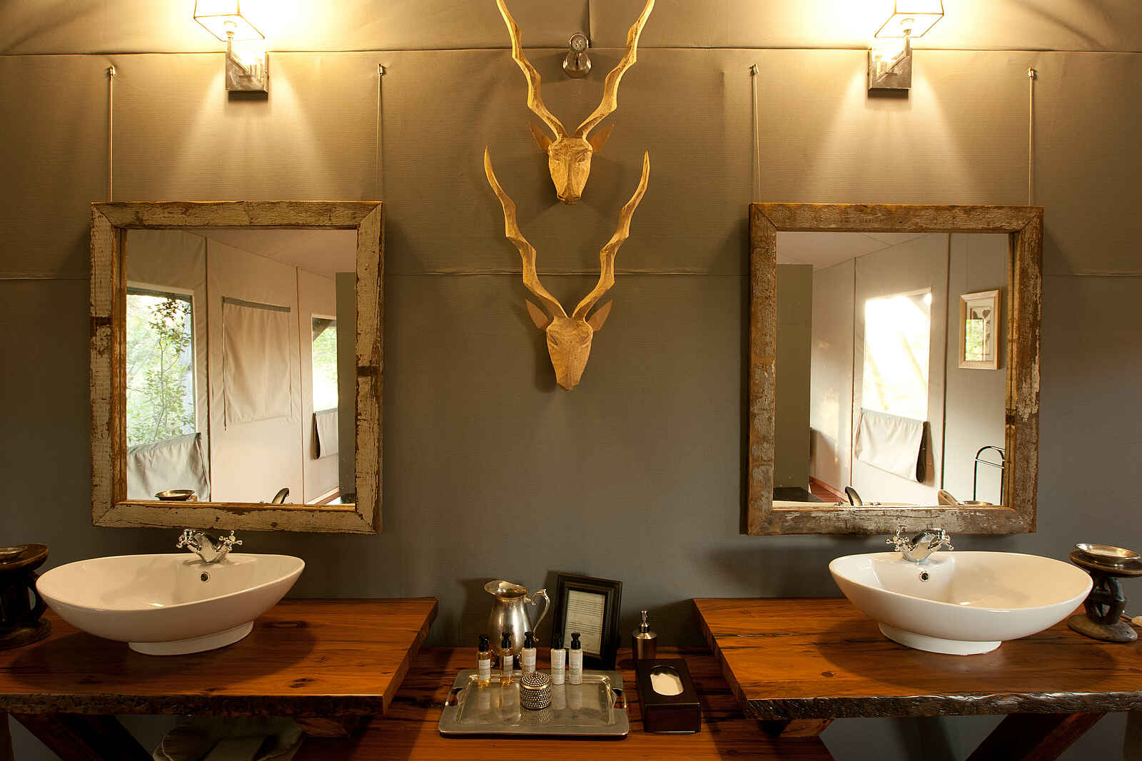 Chitabe Lediba: Waschbecken mit rustikaler Dekoration Chitabe Lediba: Waschbecken mit rustikaler Dekoration