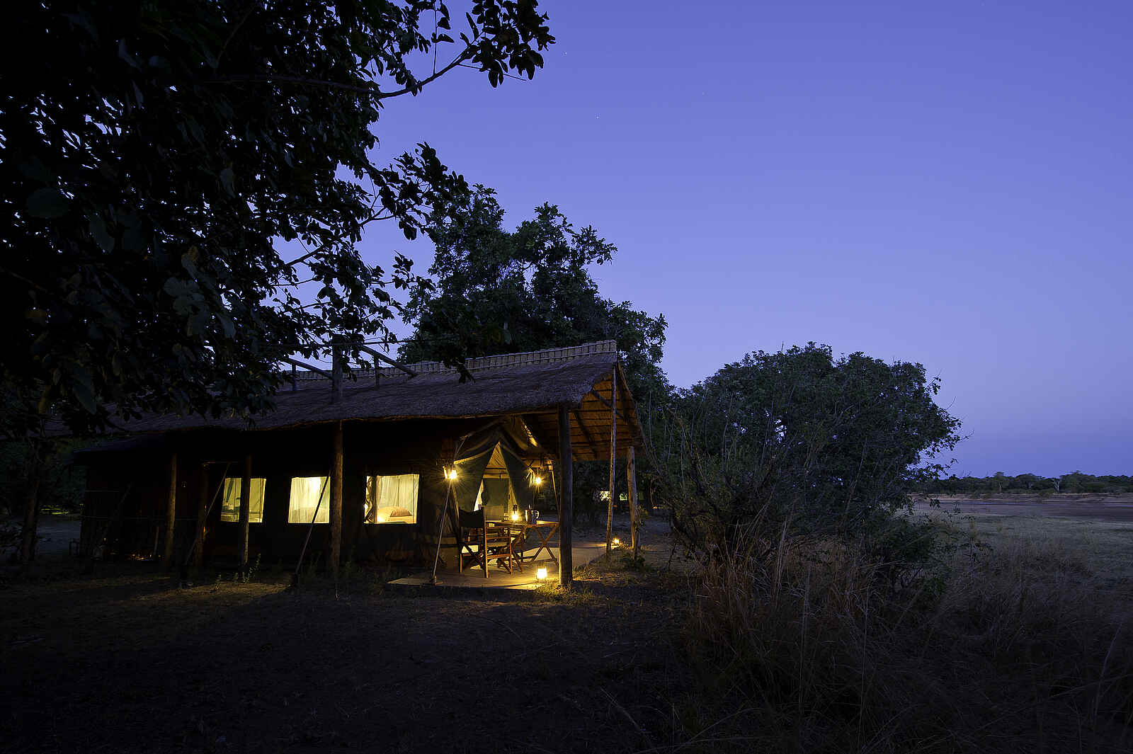 Flatdogs Camp: Luxus-Safari-Zelt mit Flussblick Flatdogs Camp: Luxus-Safari-Zelt mit Flussblick