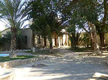 Fort Sesfontein: Der Blick aus dem Innenhof auf das Hauptgebäude