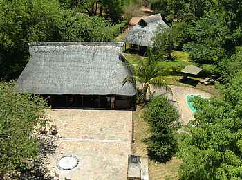 Kiambi Camp: Pool und Feuerstelle Kiambi Camp: Pool und Feuerstelle