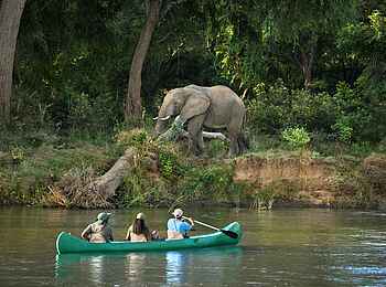 Lolebezi Lodge: Begegnung bei der Kanufahrt