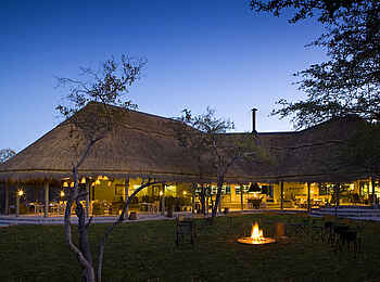 Mushara Bush Camp: Mushara Bush Camp in der Dämmerung
