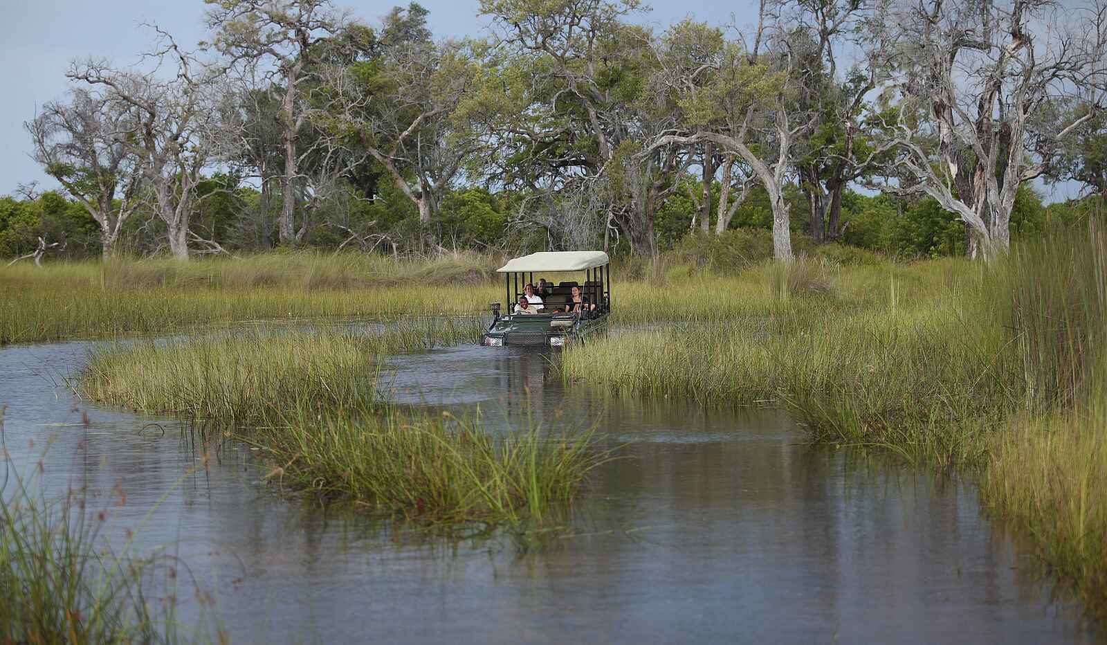Nxabega Okavango Tented Camp: Safarifahrzeug im Wasser Nxabega Okavango Tented Camp: Safarifahrzeug im Wasser