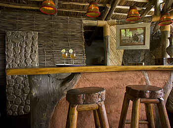 Olduvai Camp: Bar und Barhocker