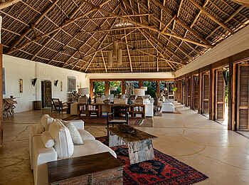 Qambani Luxury Resort: Luftiger Loungebereich