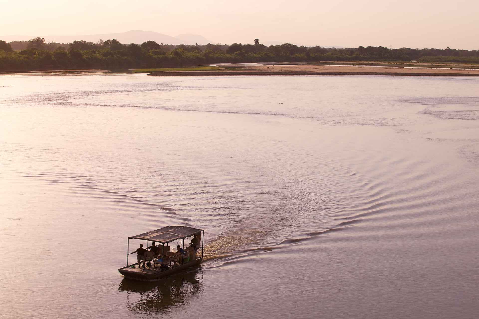 Rufiji River Camp: Boot-Safari Foxes Safaris, Rufiji River, Rufiji River Camp, Selous Game Reserve, Boot-Safari, Fluss, Flussfahrt, Afrikarma, Afrikarma Safari - Wildnis. Hautnah., Afrikarma Safaris, Afrikarma.de