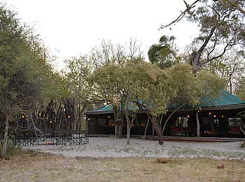 Sango Safari Camp: Hauptzelt unter Bäumen