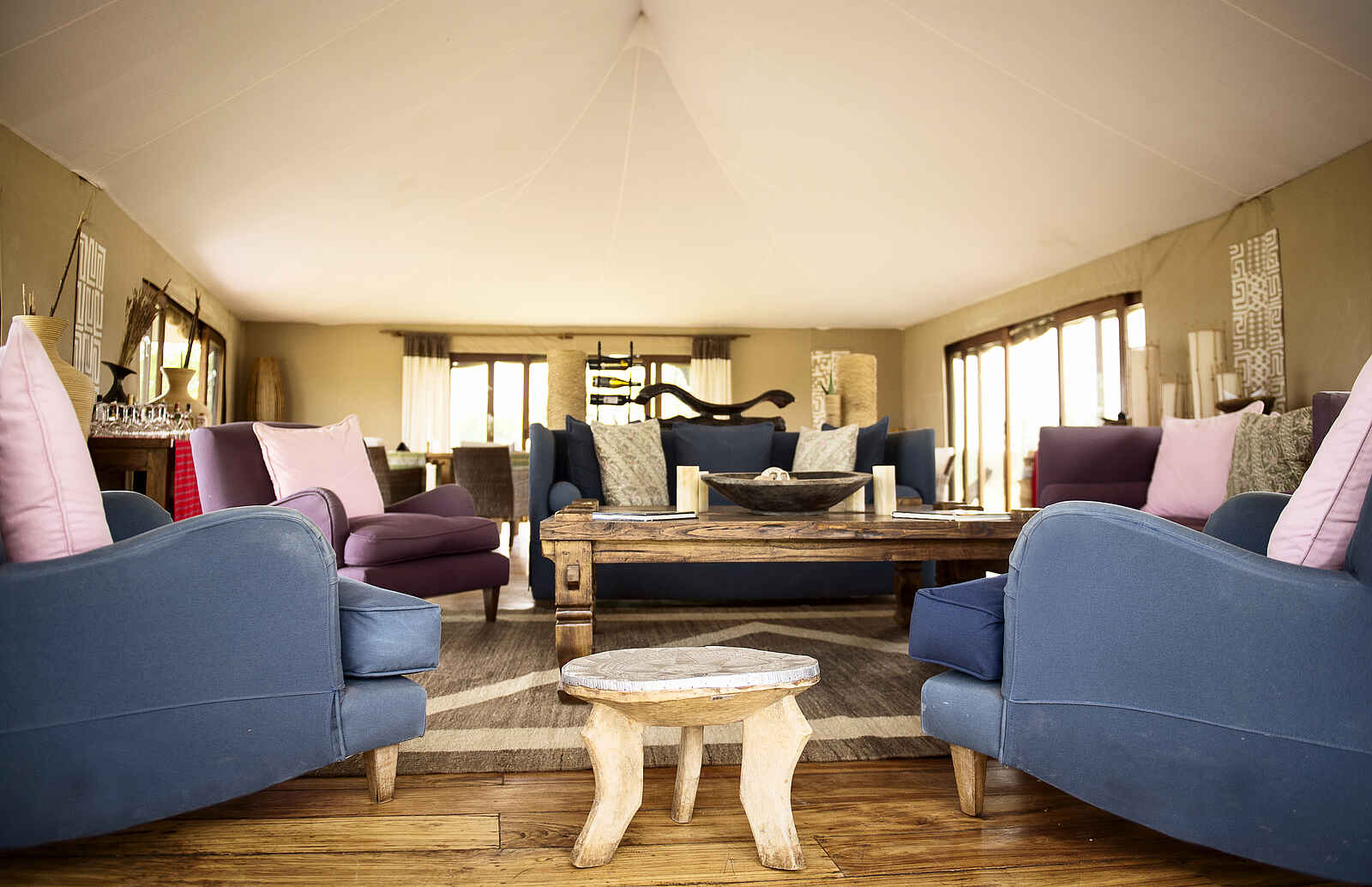 Sayari Camp: Sessel in der Lounge Sayari Camp: Sessel in der Lounge