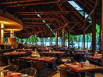 Shandrani Beachcomber Resort and Spa: Im Restaurant Shandrani Beachcomber Resort and Spa: Im Restaurant