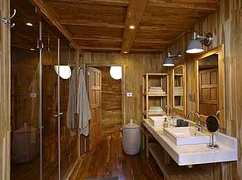 The Highlands Camp: Gästebad