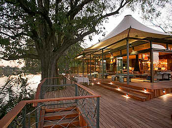 Thorntree River Lodge: Deck vor dem Hauptgebäude Thorntree River Lodge: Deck vor dem Hauptgebäude