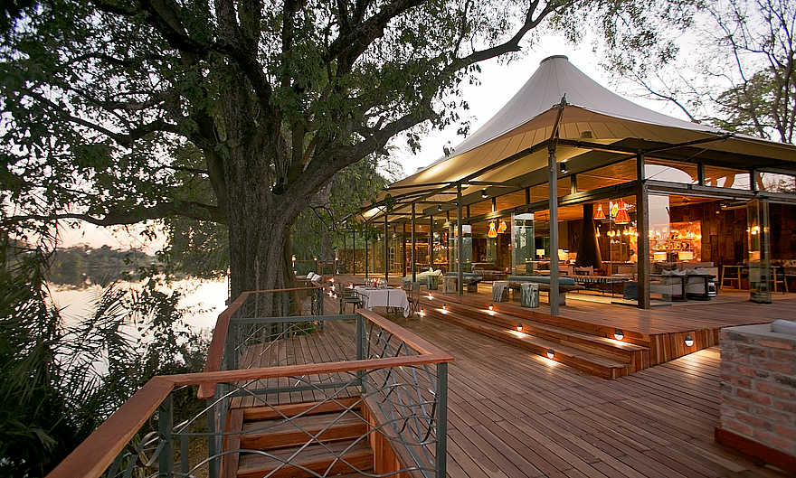 Thorntree River Lodge: Deck vor dem Hauptgebäude Thorntree River Lodge: Deck vor dem Hauptgebäude