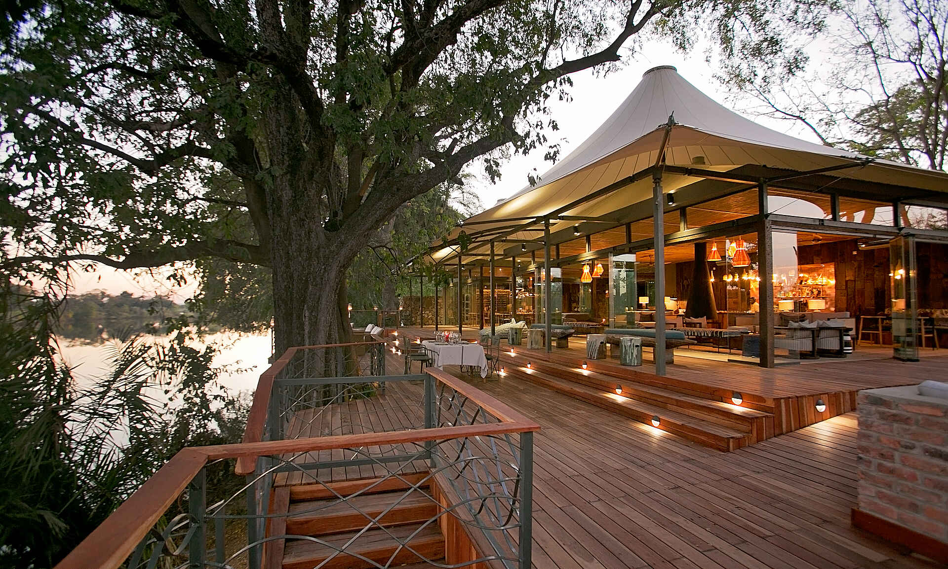 Thorntree River Lodge: Deck vor dem Hauptgebäude