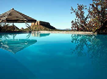Vingerklip Lodge: Der Swimmingpool der Lodge mit Blick auf die Tafelberge