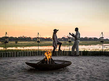 Sanctuary Chief's Camp: Ranger und Gast in der Boma