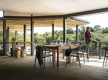 Sanctuary Olonana: Gedeckter Tisch auf der Terrasse Sanctuary Olonana: Gedeckter Tisch auf der Terrasse