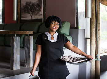 Simbavati River Lodge: Freundliche Angestellte mit Handtüchern