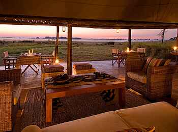 Busanga Bush Camp: Lounge mit Sonnenaufgang Busanga Bush Camp: Lounge mit Sonnenaufgang