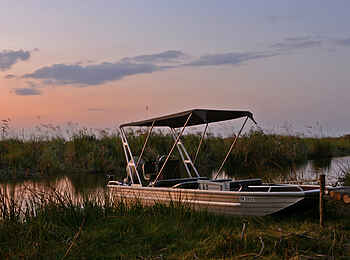 Camp Linyanti: Motorboot Camp Linyanti: Motorboot