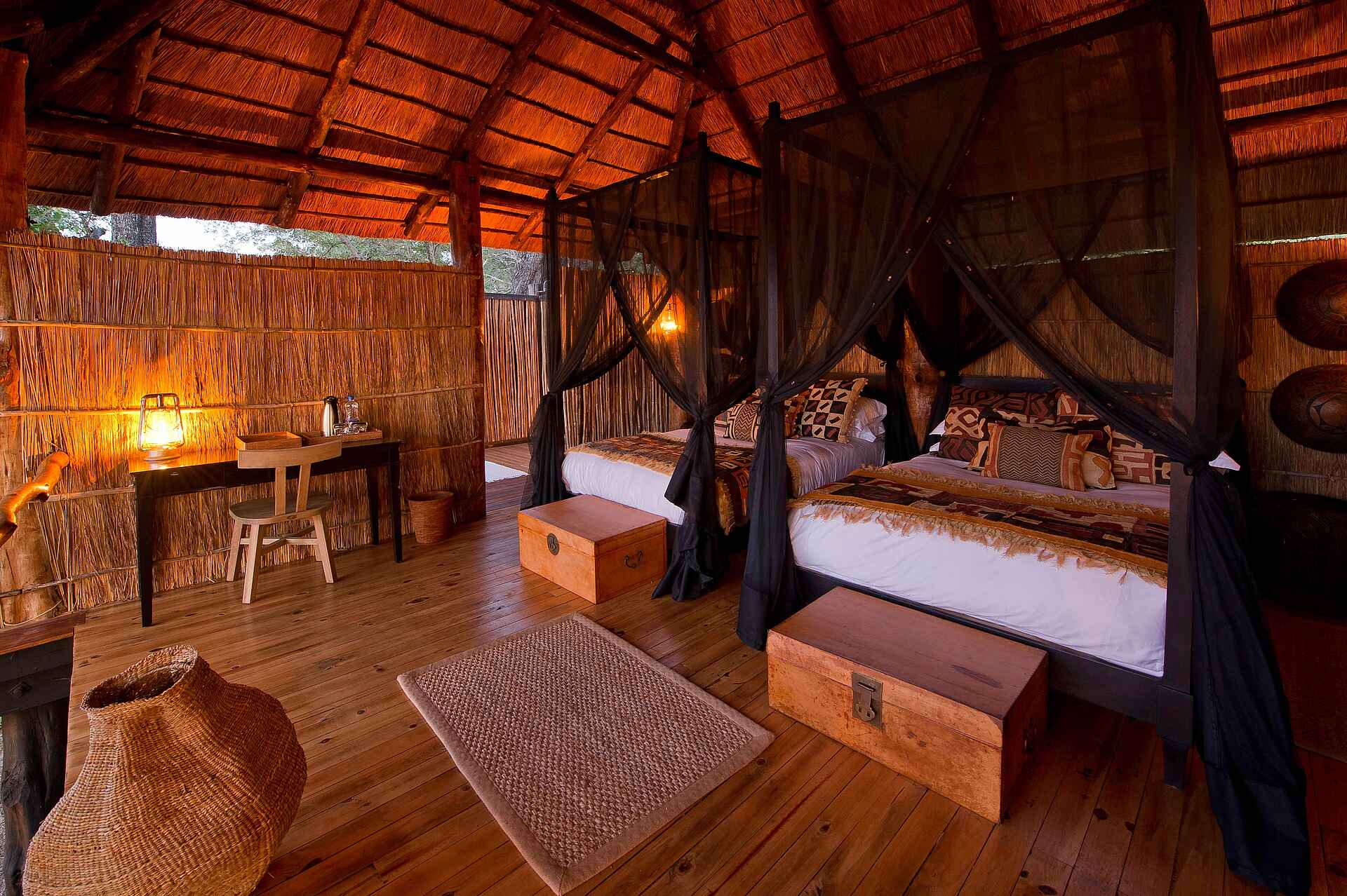 Bushcamp Company, Chamilandu Bushcamp, Game Drive, Lagune, Luangwa River, Luangwa-Tal, South Luangwa National Park, Walking Safari, Doppelbett, Gästechalet, Gästezelt, Moskitonetz, Strohmatten, Stuhl, Truhen, Afrikarma, Afrikarma Safaris, Afrikarma.de, Andy Hogg, Paul Allen