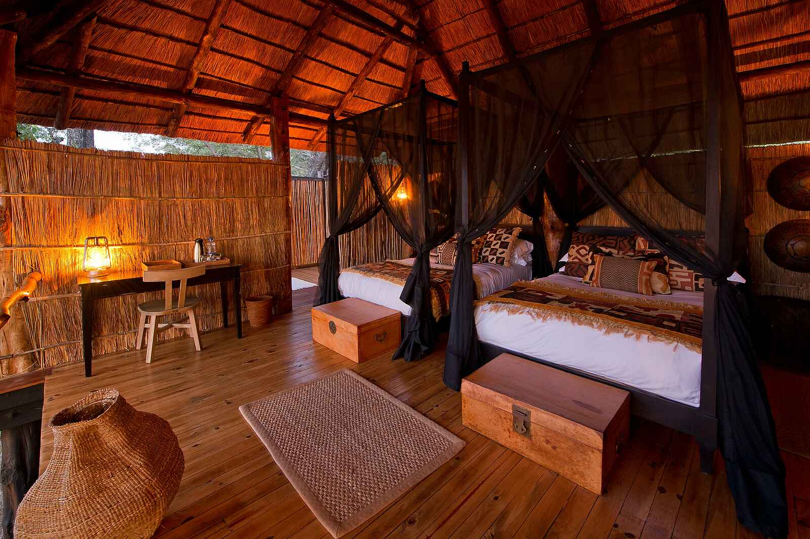 Chamilandu Bushcamp: Gästechalet mit zwei Einzelbetten Chamilandu Bushcamp: Gästechalet mit zwei Einzelbetten