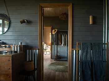 Entamanu Ngorongoro Camp: Blick durch den Bungalow