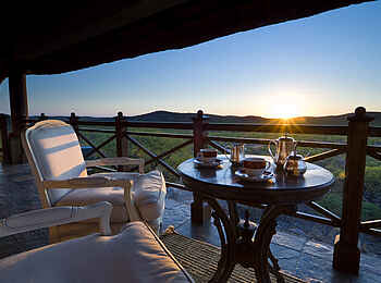 Epacha Game Lodge and Spa: Eine private Terrasse bei Sonnenaufgang