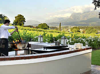 Grande Roche Hotel: Barbecue vor der Bergkulisse