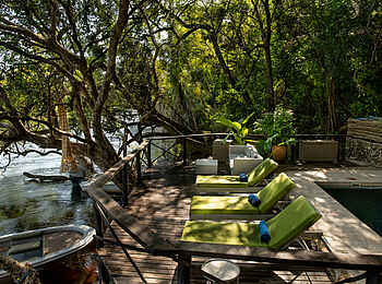 Ichingo Chobe River Lodge: Liegen am Pool Ichingo Chobe River Lodge: Liegen am Pool