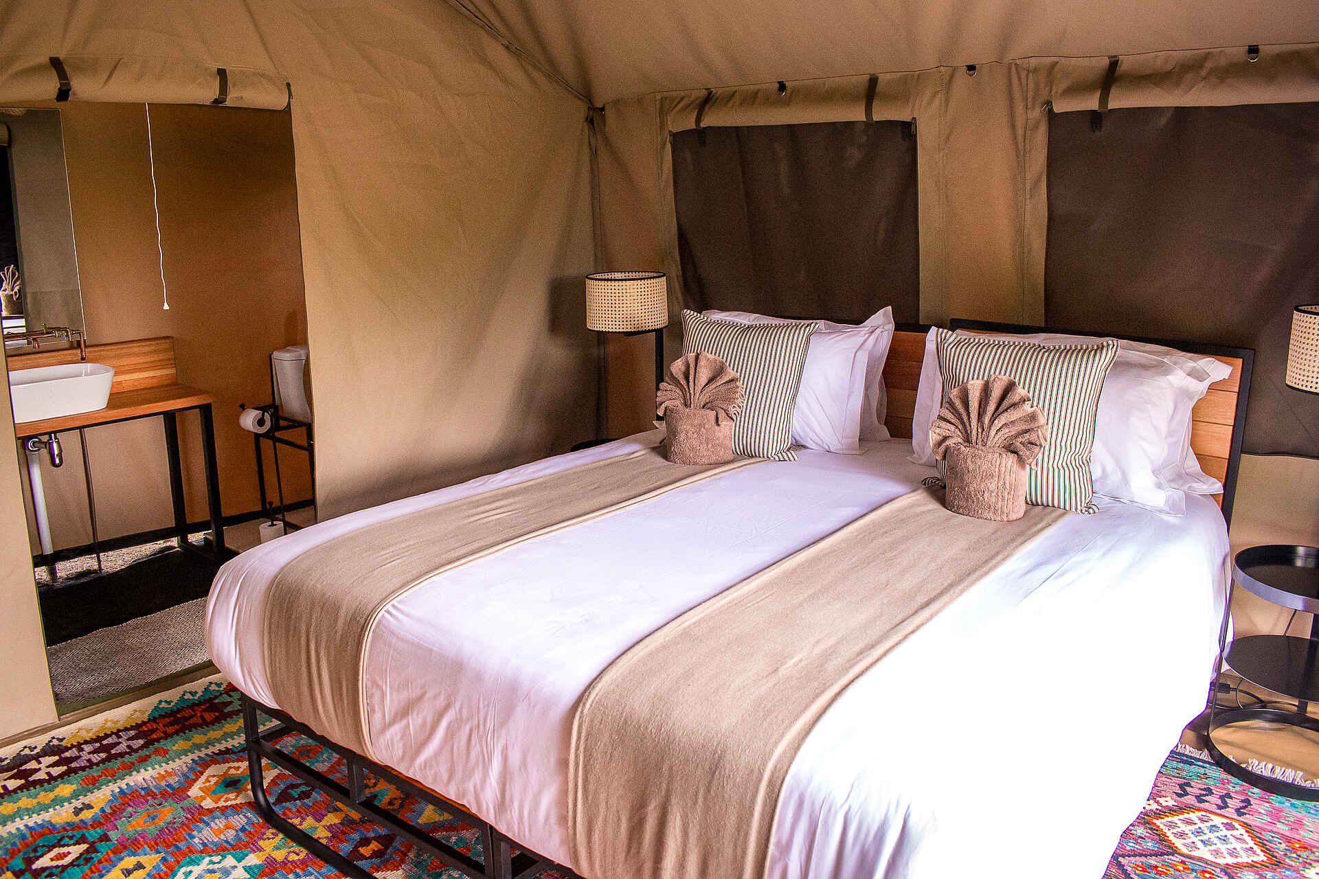 Mababe Tented Camp: Schlafbereich und Badezimmer Mababe Tented Camp: Schlafbereich und Badezimmer
