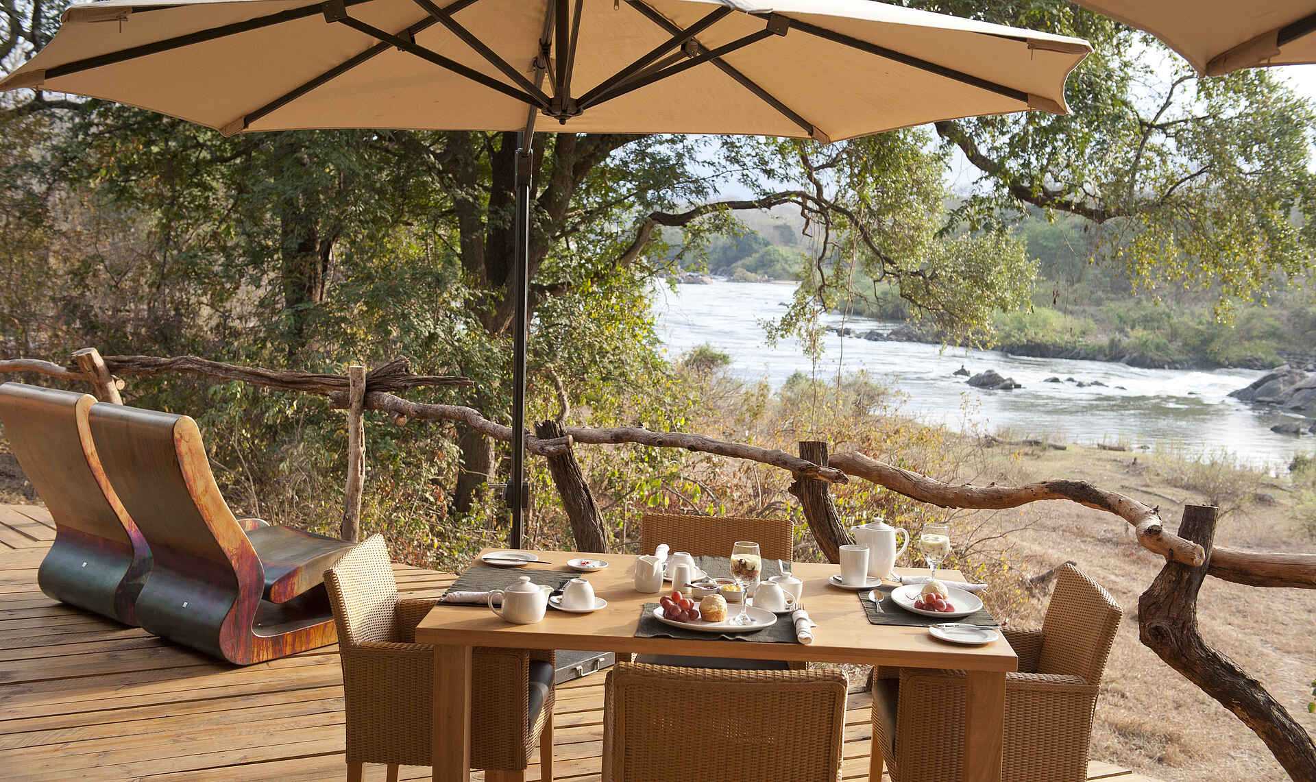 Mkulumadzi Lodge: Lunch auf dem großen Deck