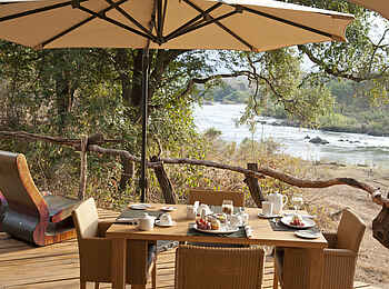 Mkulumadzi Lodge: Lunch auf dem großen Deck