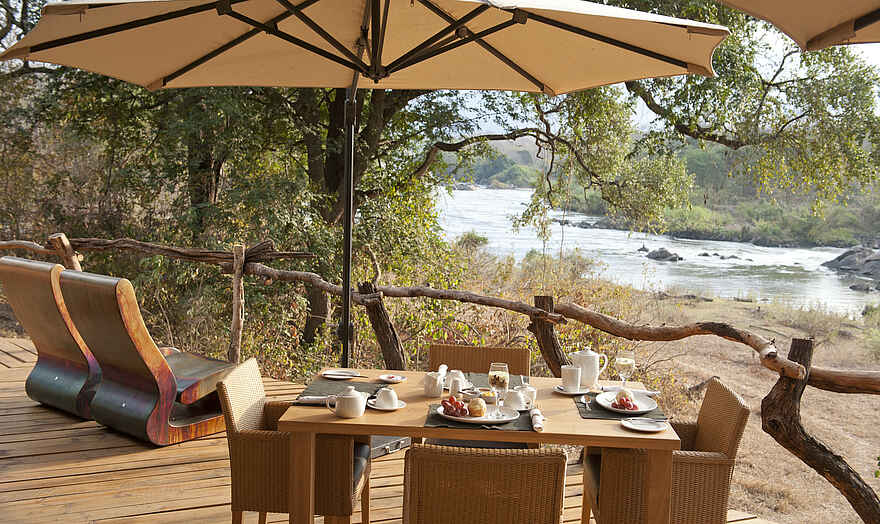 Mkulumadzi Lodge: Lunch auf dem großen Deck Mkulumadzi Lodge: Lunch auf dem großen Deck