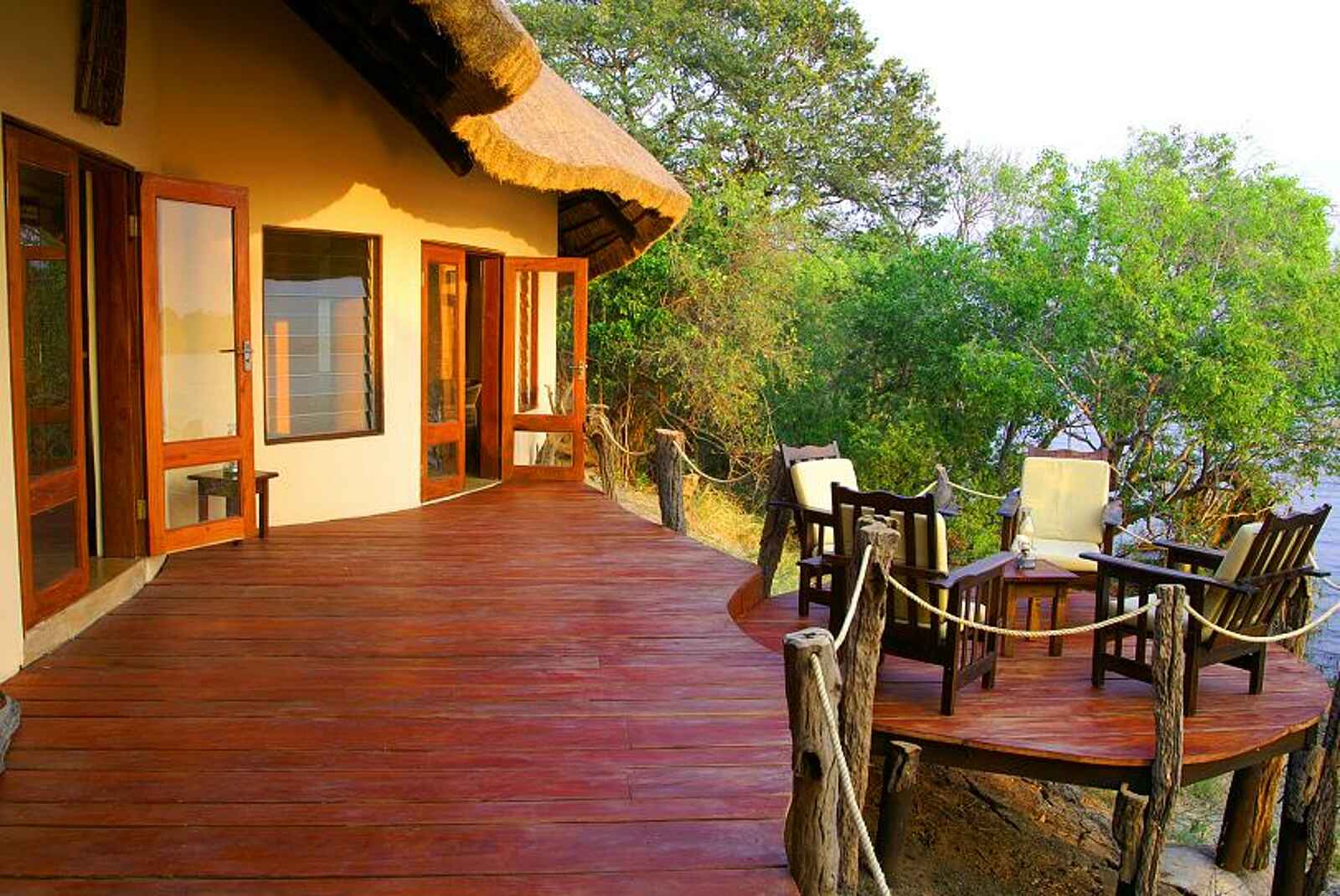 Mukambi Safari Lodge: Familienvilla - Deck Mukambi Safari Lodge: Familienvilla - Deck