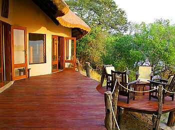 Mukambi Safari Lodge: Familienvilla - Deck Mukambi Safari Lodge: Familienvilla - Deck