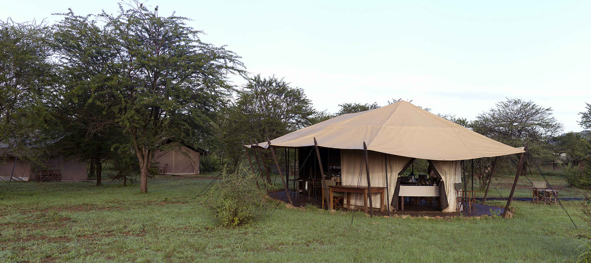 Ronjo Camp: Hauptzelt und Gästezelte Ronjo Camp, Serengeti, Tanganyika Expeditions, Loungezelt, Afrikarma, Afrikarma Safaris, Afrikarma Safaris - Wildnis. Hautnah., Afrikarma.de