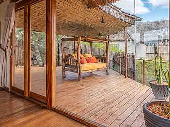 Soroi Lions Bluff Lodge: Blick auf die Terrasse