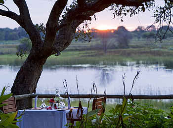 Thamalakane River Lodge: Dinner auf dem Deck Thamalakane River Lodge: Dinner auf dem Deck