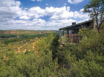 The Outpost: In Bäumen versteckte Suite