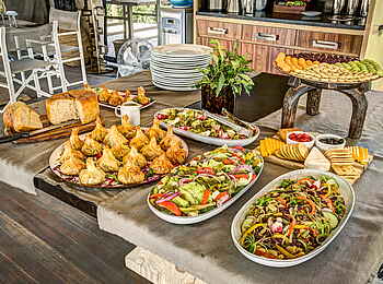 Gomoti Plains Camp: Restaurant Buffet Salate