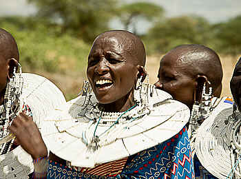 Legendary Mwiba Lodge: Frauen in traditionellem Ornat Legendary Mwiba Lodge: Frauen in traditionellem Ornat