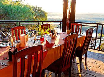 Namushasha River Lodge: Essen auf dem Deck Namushasha River Lodge: Essen auf dem Deck