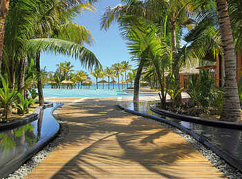 Beachcomber Dinarobin: Weg zum Pool Beachcomber Dinarobin: Weg zum Pool