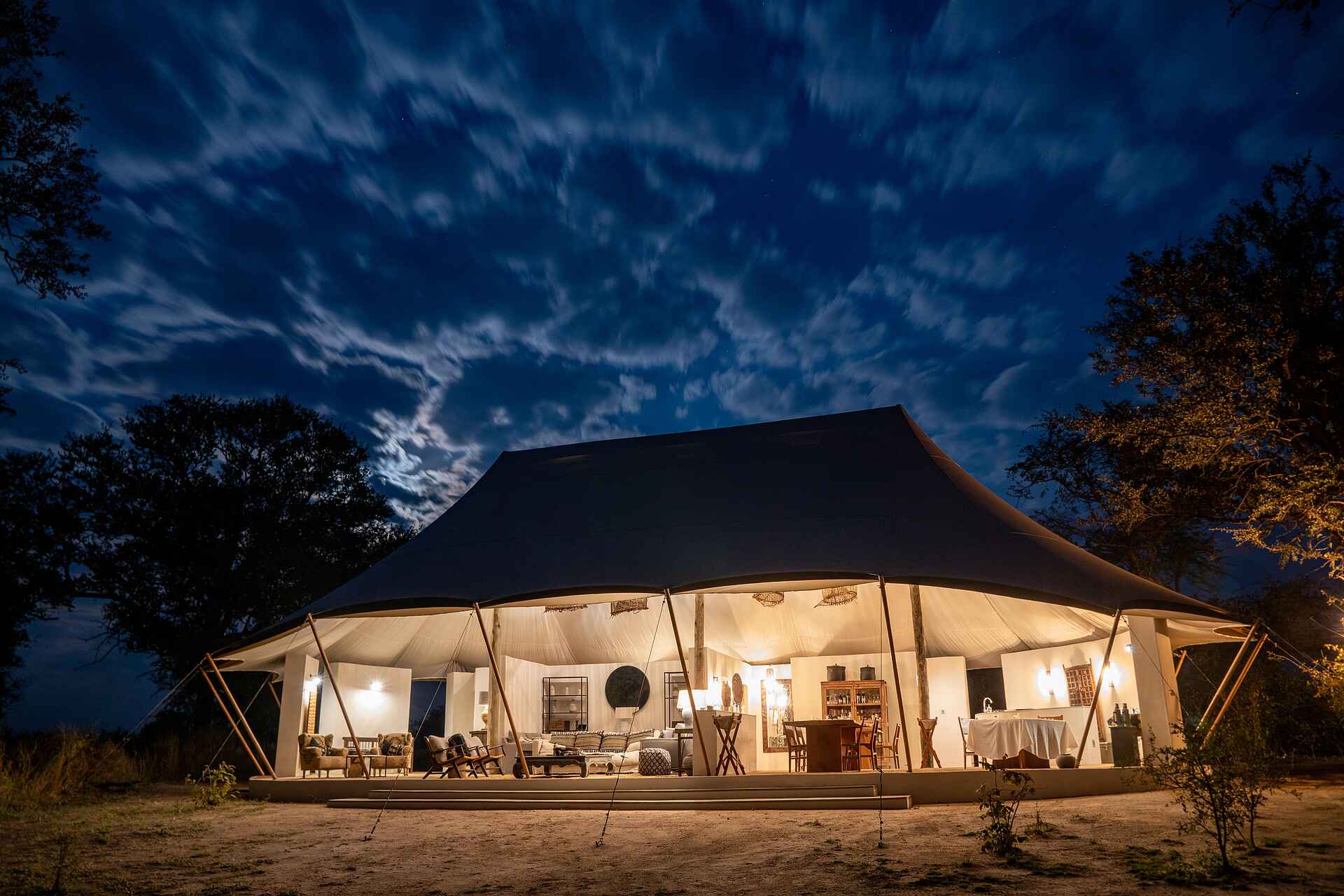 Chisa Busanga Camp: Hauptbereich am Abend